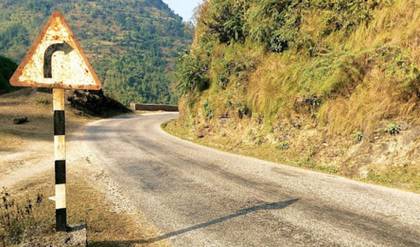 सुदुरको पहाडी राजमार्गमा हराउँदै ट्राफिक चिन्ह