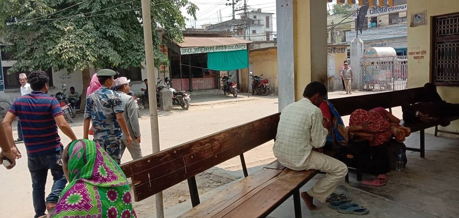 सेती अञ्चल अस्पताल पुगेका मन्त्री सुबेदीले रुदै गरेका बिरामीलाई भने- "उपचार हुन्छ,चिन्ता नलिनुहोला" (भिडियो)