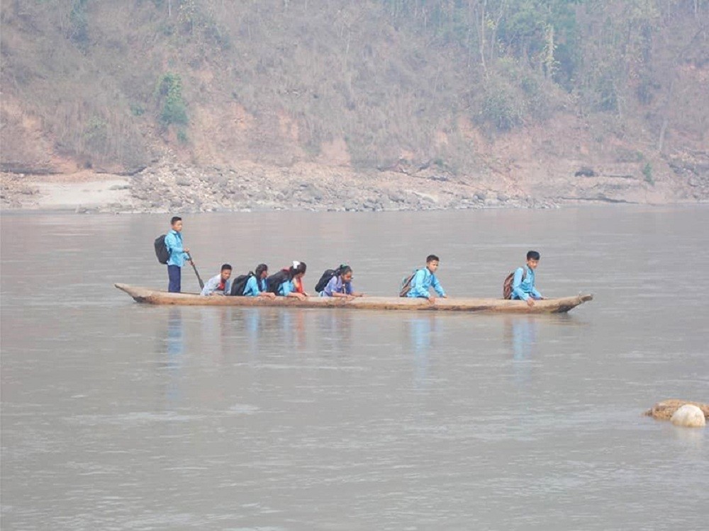 शिक्षा लिन दैनिक डुङ्गा तरेरै कर्णाली पारि जान्छन कैलालीका बालबालिका