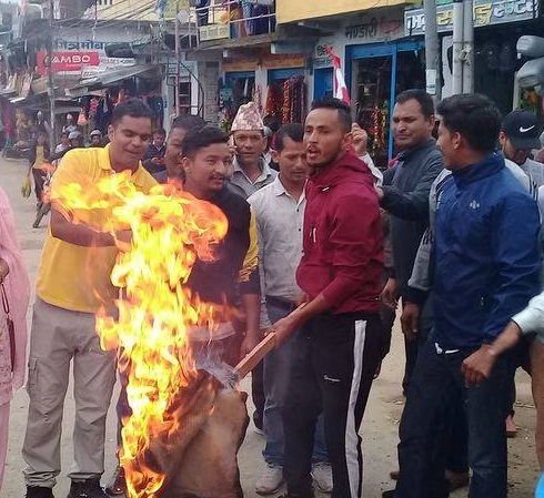 डडेल्धुरामा प्रधानमन्त्री ओली र प्रचण्डको पुत्ला दहन