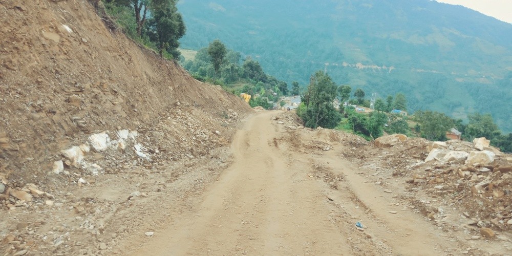 खप्तड जोड्ने सिलगढी झिग्राना सडक निर्माणको कार्य तिव्र गतिमा हुदैं