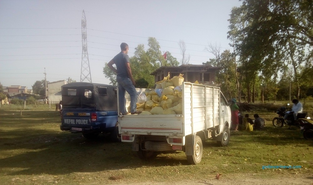 गोदावरी नगरपालिकाले घर–घरमै गएर राहत वितरण गर्दै, कसले कती राहत पाउँदै छन ?