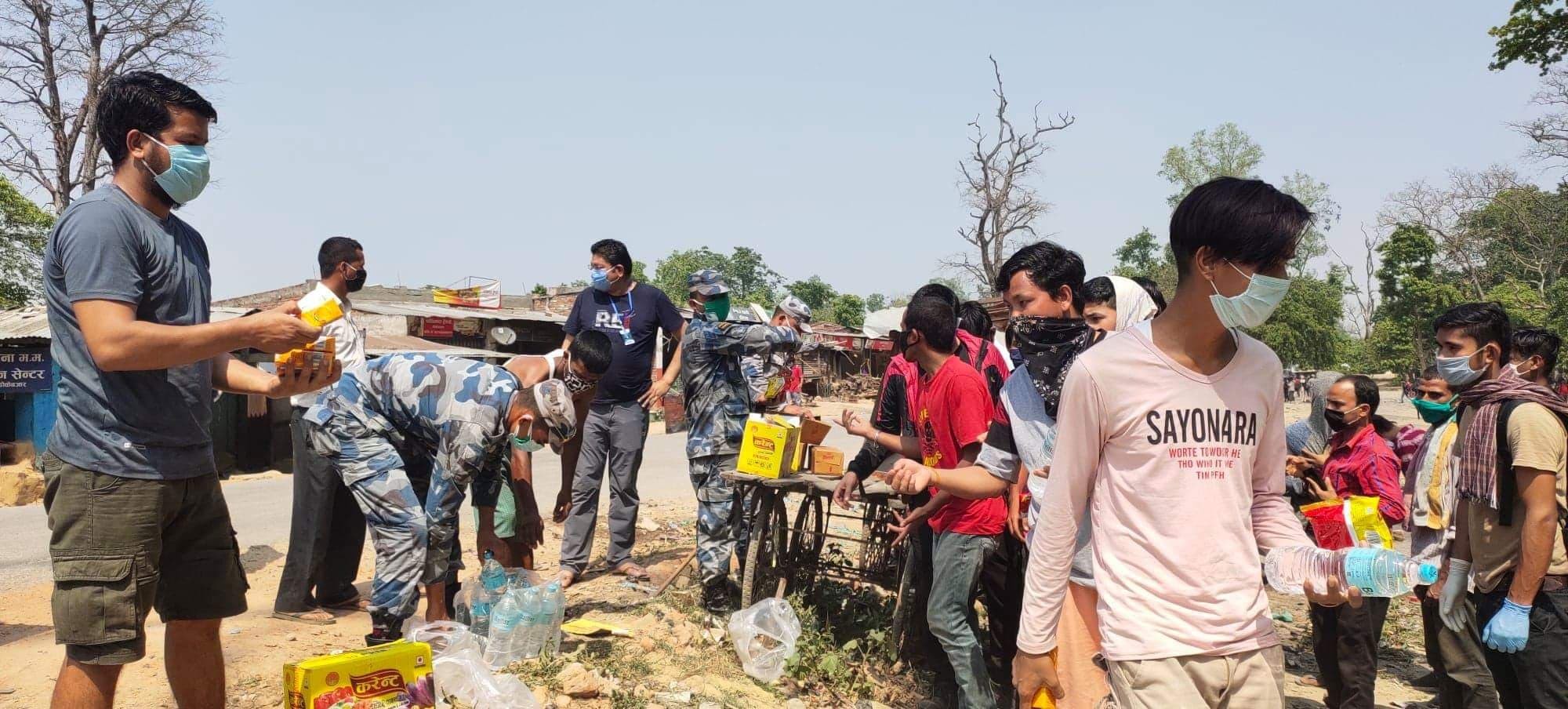 गौरीफन्टामा अलपत्र नेपालीलाई अध्यक्ष कुवँरद्धारा पानी, जुस र चाउचाउ वितरण