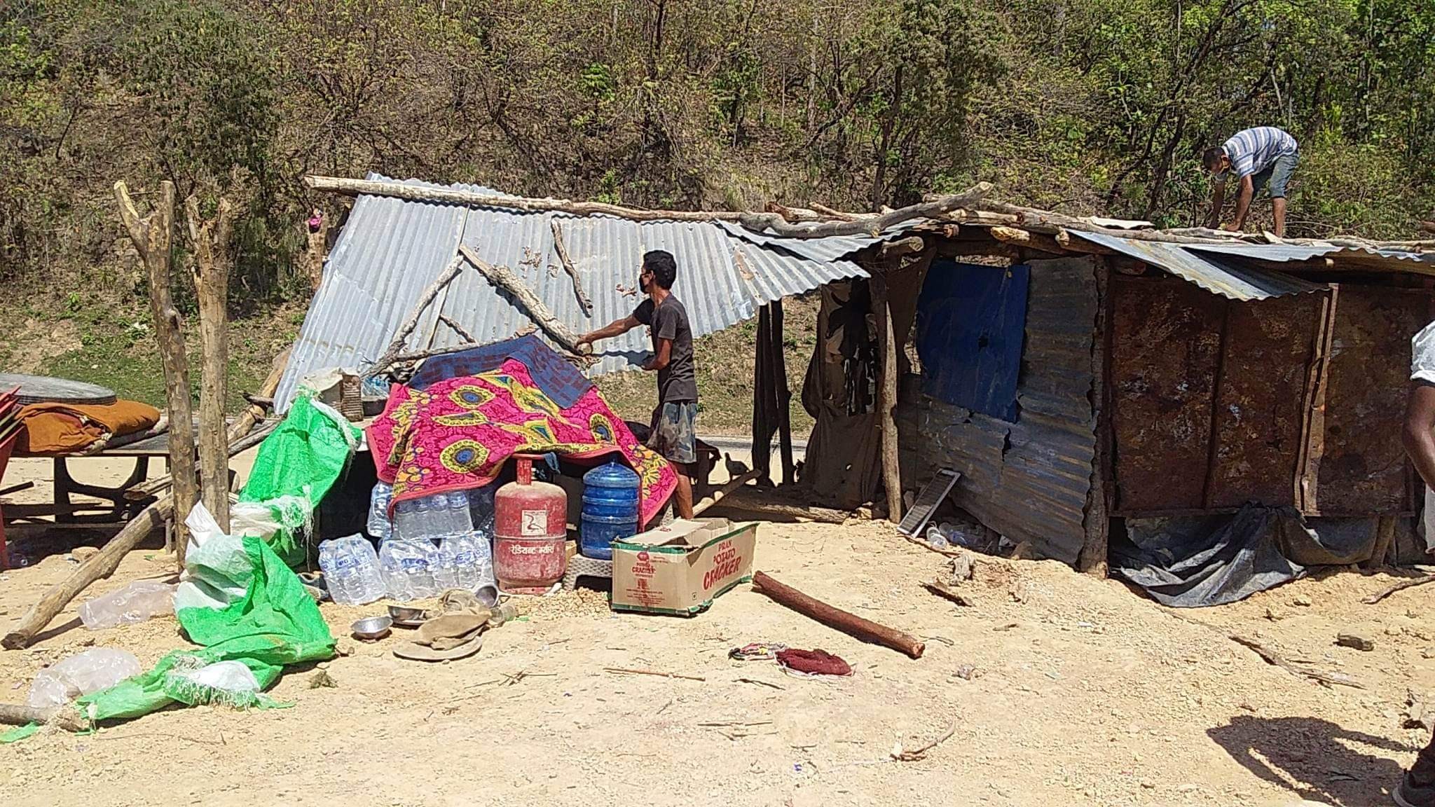 गोदावरी को भ्यागुते पानीमा बन अतिक्रमण गरेर बनाइएका संरचना भत्काईयो