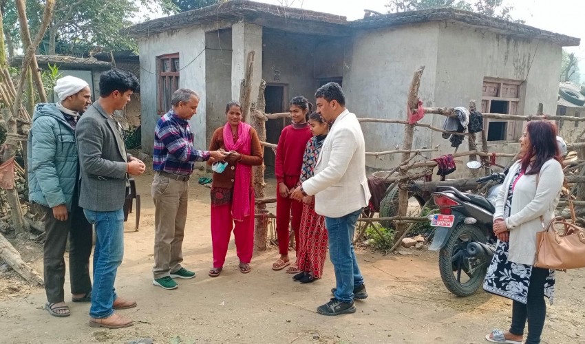 पत्रकार सिंहले जसको नामबाट पुरस्कार पाए उसकै परिवारलाई रकम हस्तान्तरण गरे