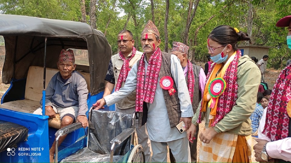 गोदावरी ७ र ८ का ३० जना अपाङ्गता भएका ब्यक्तिहरुलाई सहायक सामाग्री सहयोग 