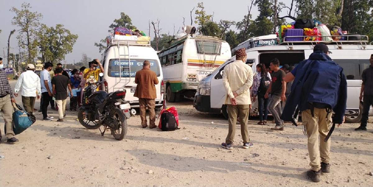 अत्तरिया बसपार्कमा दशै मनाउन पहाड जाने यात्रुहरुको भिड 