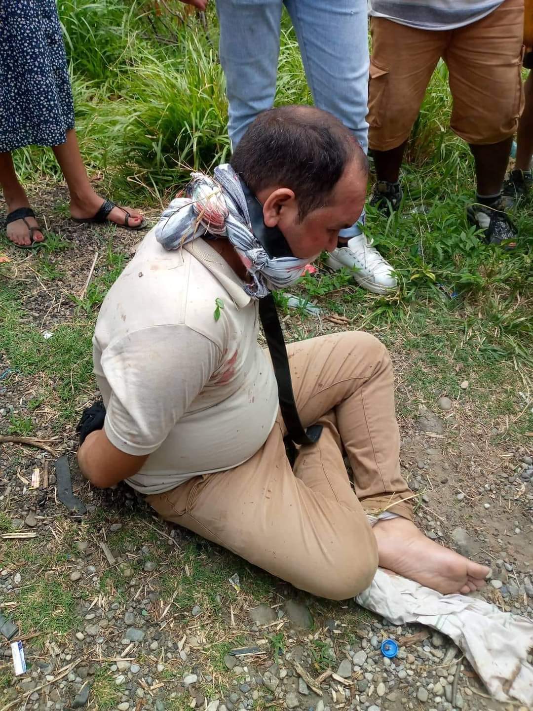 गोदावरीको मोडमा  एक सरकारी कर्मचारीलाई लुटपाट गर्दै बाँधेर भिर बाट खसालियो