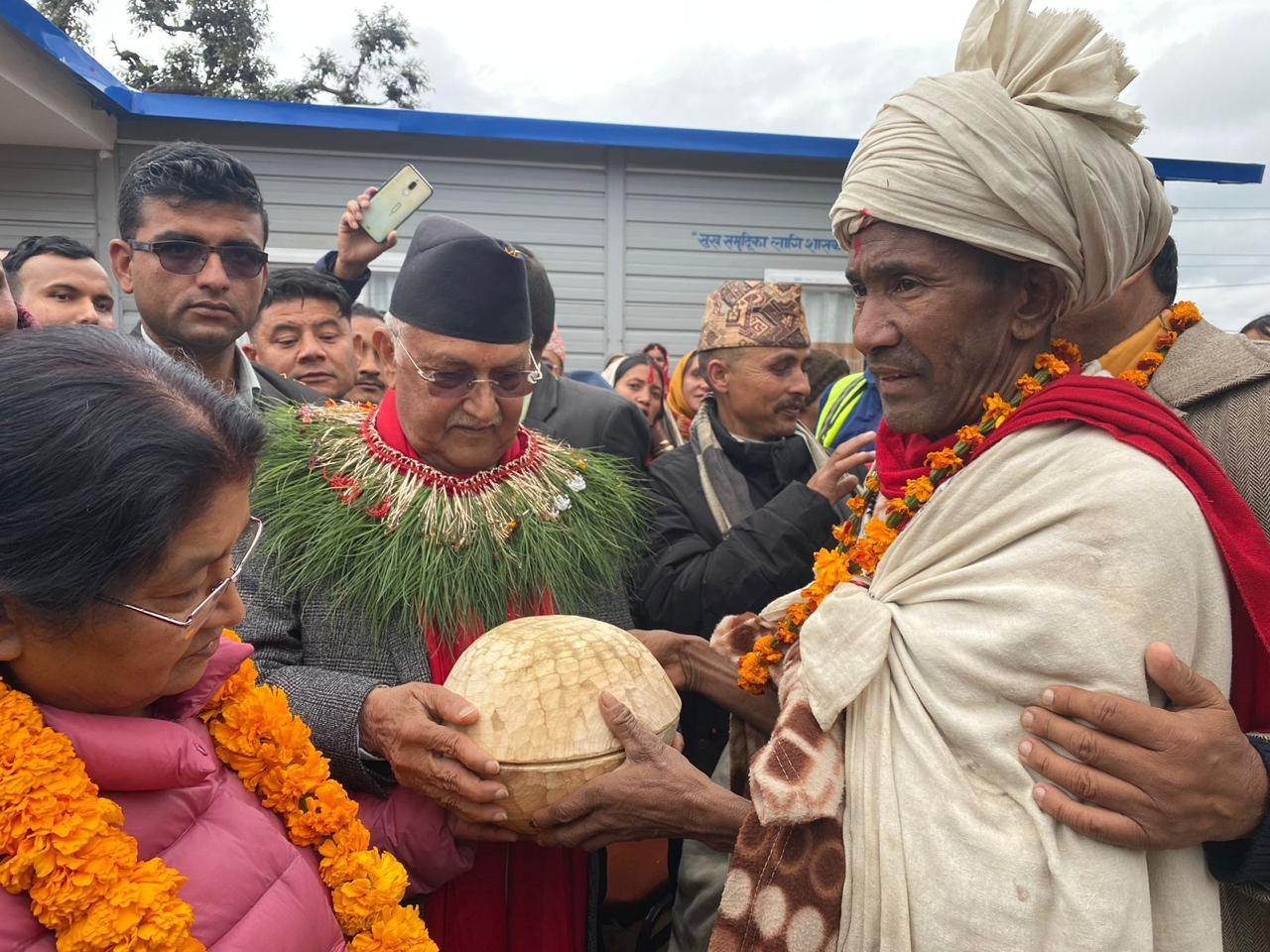 एमाले अध्यक्ष ओलीलाई राउटे मुखियाको कोशी उपहार