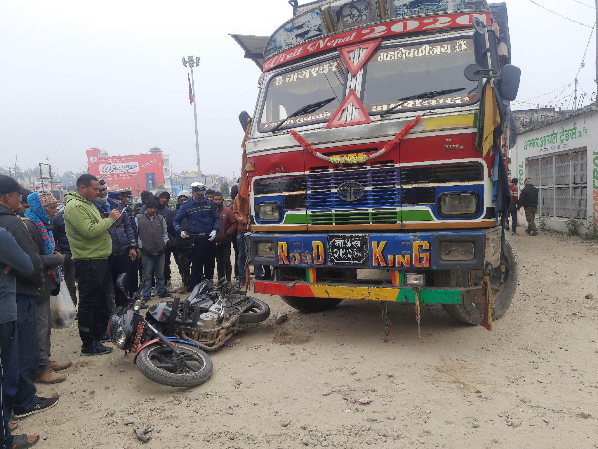  कैलालीको अत्तरिया चोकमा ट्रकले ठक्कर दिदाँ एक जना घाइते