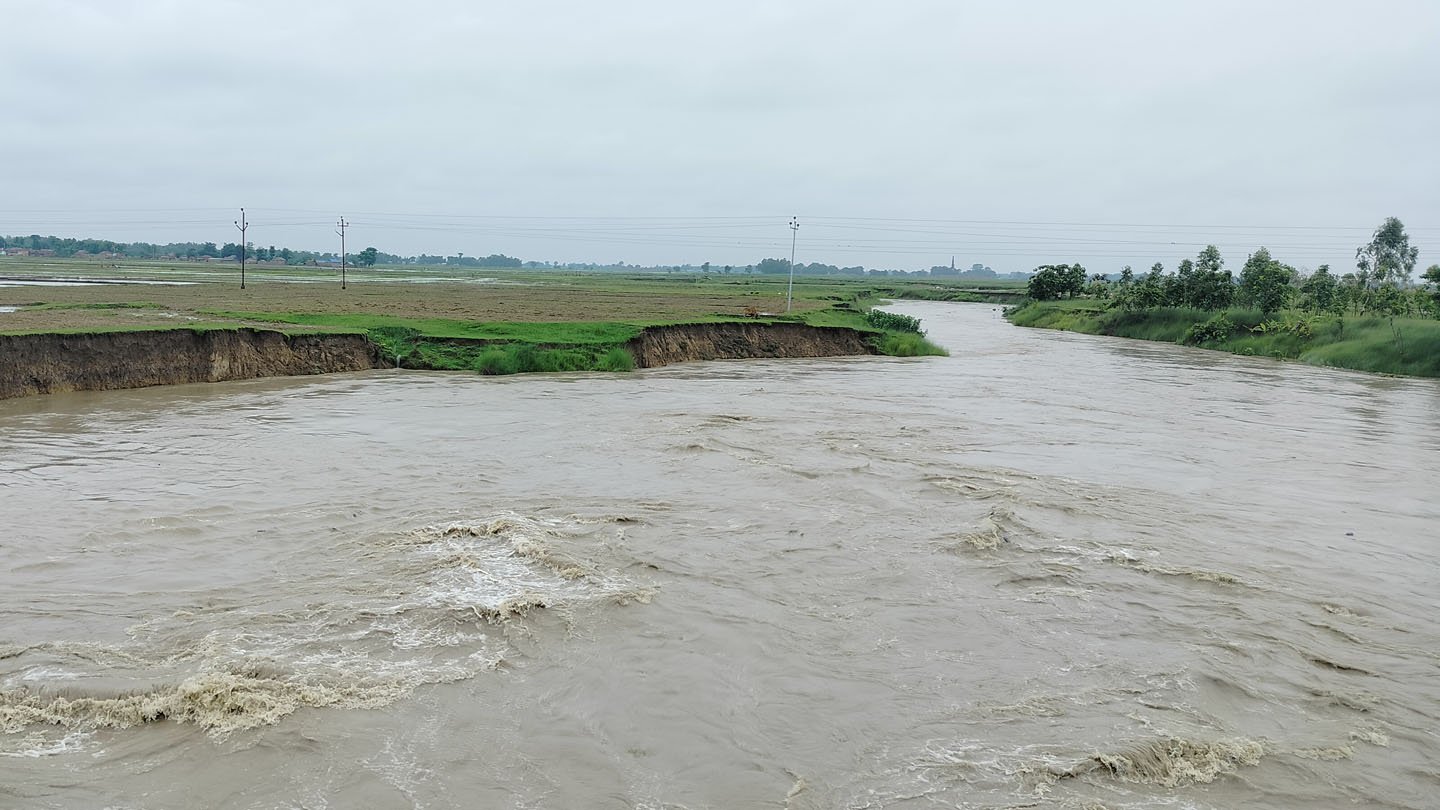 महाकाली नदीको कटान रोक्न अस्थायी तटबन्ध निर्माण गरिँदै