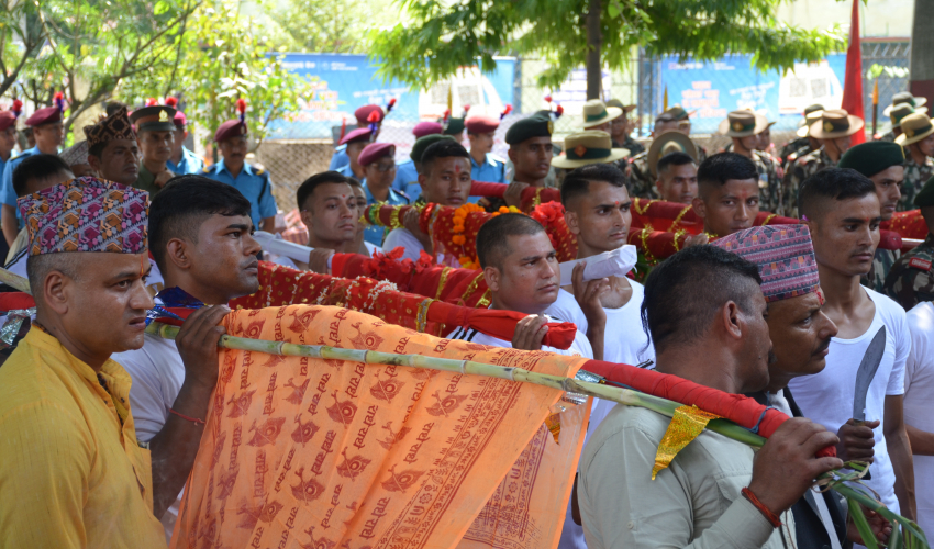 धनगढीमा भित्र्याए सुरक्षा निकाएहरुले फुलपाती