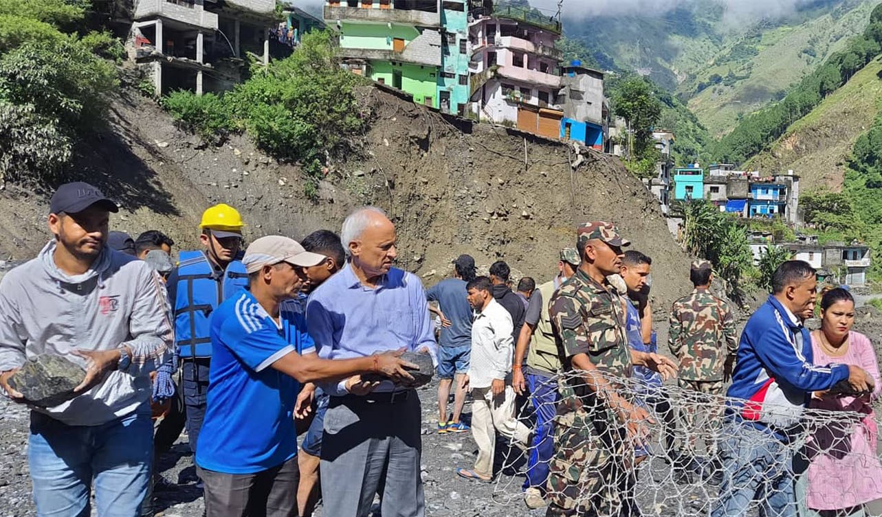 मन्त्री बडू स्थानिय संगै नदीको कटान रोक्न ढुंगा बाेक्न उपस्थित