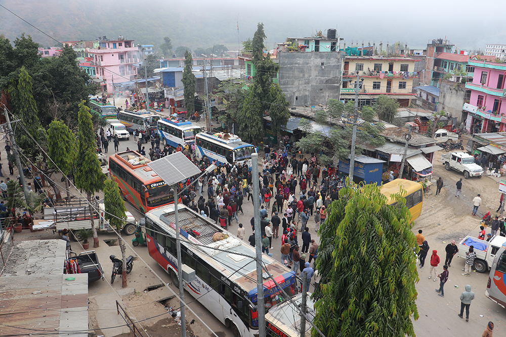 डोटीमा युवक मृत्युको विषयलाई लिएर सडक अबरुद्ध