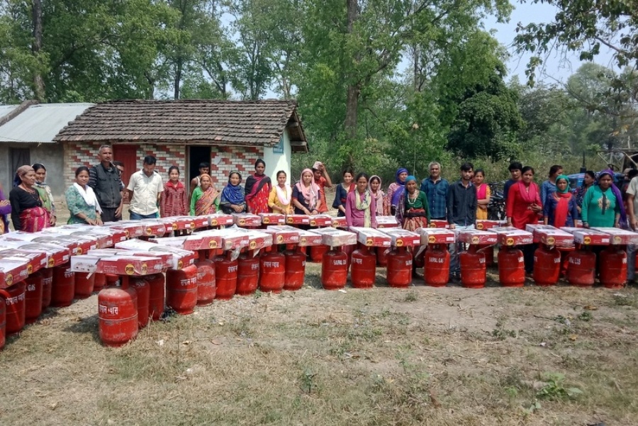 प्रगति महिला  समूहद्धारा  ४८ उपभोक्तालाई ग्याँस सिलिण्डर र चुलो वितरण