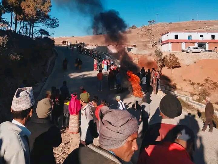 बैतडीमा अस्पतालको बिषयमा झडप हँदा ३५ जना घाइते