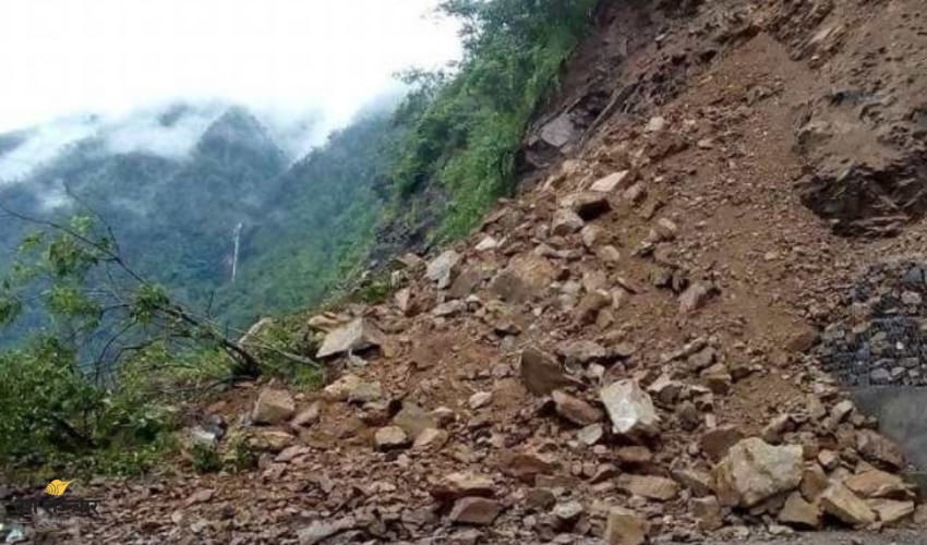 बाजुराको बूढीगङ्गामा अम्कोट बल्दे सडकमा पहिरो गएर  अवरुद्ध