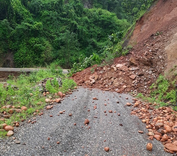 डोटीमा जथाभाबी खनिएका सडकका कारण गाउँबस्तीहरु पहिराको जोखिममा