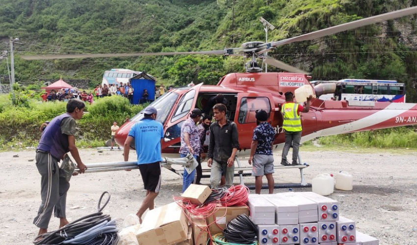 व्यासमा टेलिकमको फोरजी सेवाको टावर निर्माण गर्न हेलिकोप्टर मार्फत सामान ढुवानी