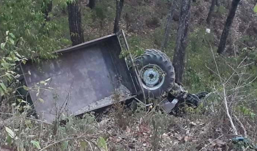 दार्चुलामा बालुवा बोकेको ट्याक्टर सडकबाट एक सय मिटर तल खस्यो