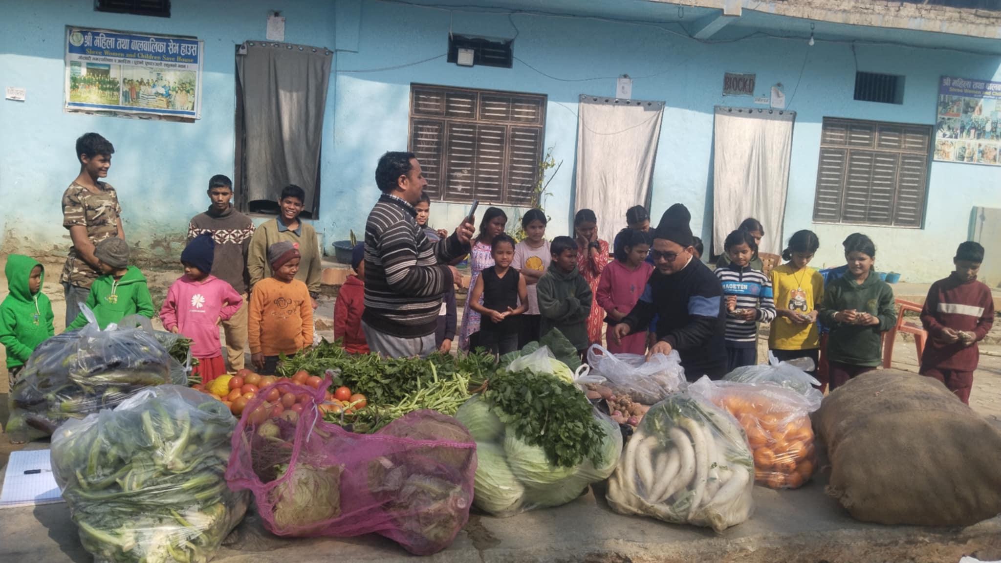 कृषक समुहद्वारा सेभ हाउसलाई तरकारी उपलब्ध