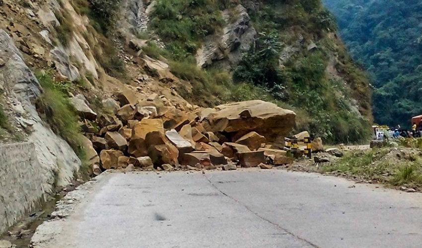 बाढी र पहिराका कारण महाकाली लोकमार्ग अवरूद्ध