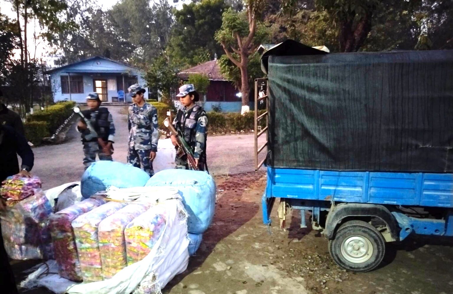 भन्सार छली गरेर ल्याइएका ६ लाखको सामग्री सशस्त्र प्रहरीद्वारा बरामद