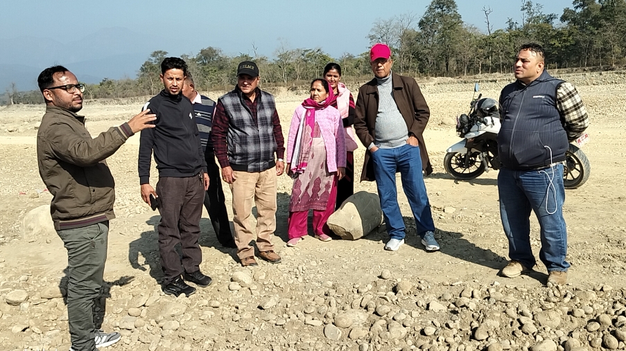 गोदावरीका जनप्रतिनिधि पुनः खुटिया  पुगे, ठेकेदार कम्पनीलाई अबैध उत्खनन् नगर्न चेतावनी