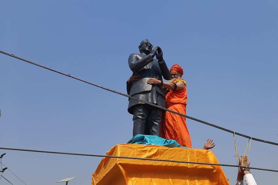 अत्तरिया चोकमा स्व. राजा महेन्द्रको शालीक अनावरण