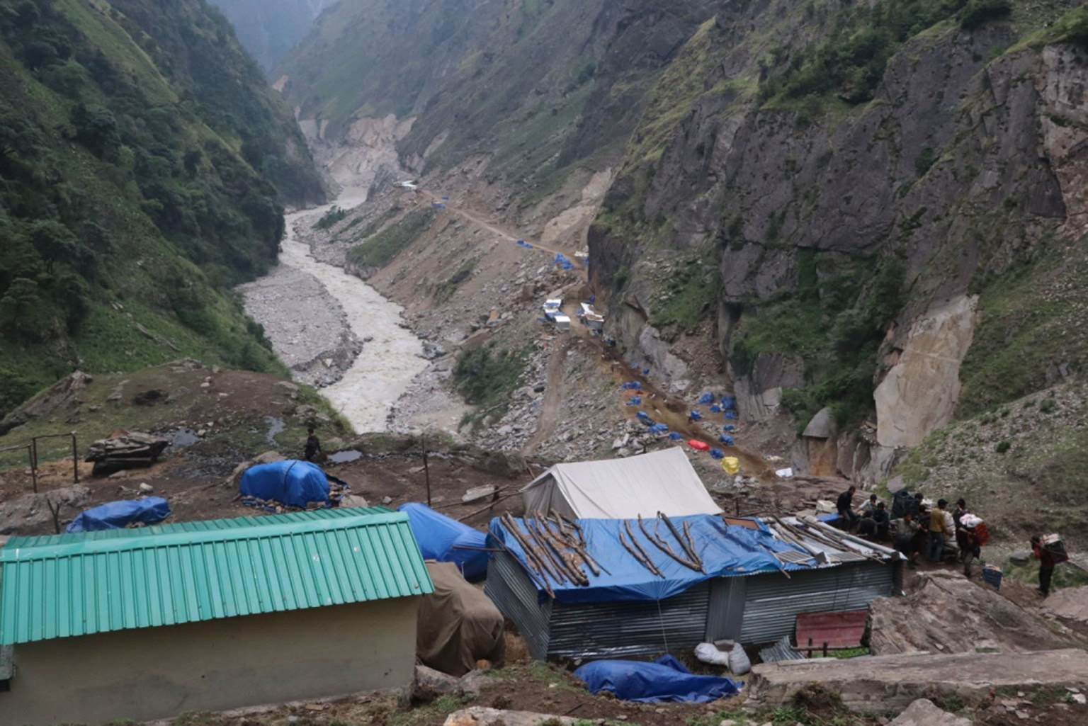 भारतीय सडकमा विस्फोट गराएको ढुंगा उछिटिएर दार्चुलाका घरहरुमा क्षति