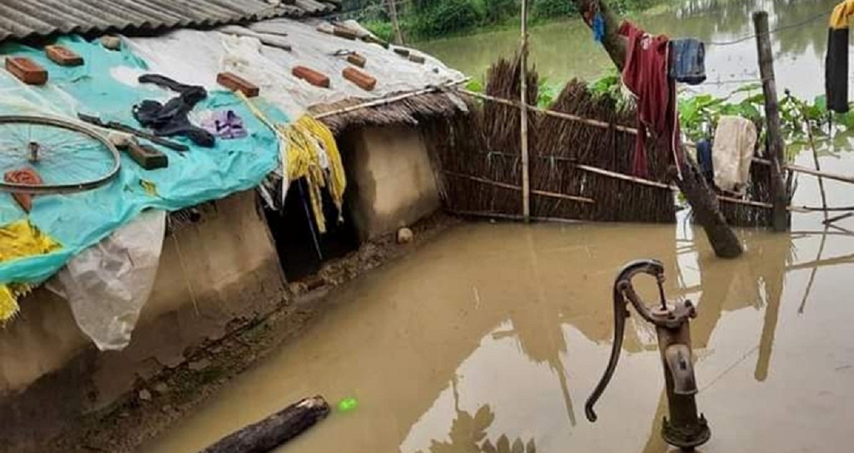 कैलालीमा डुबानका घर सरसफाइ गरिँदै