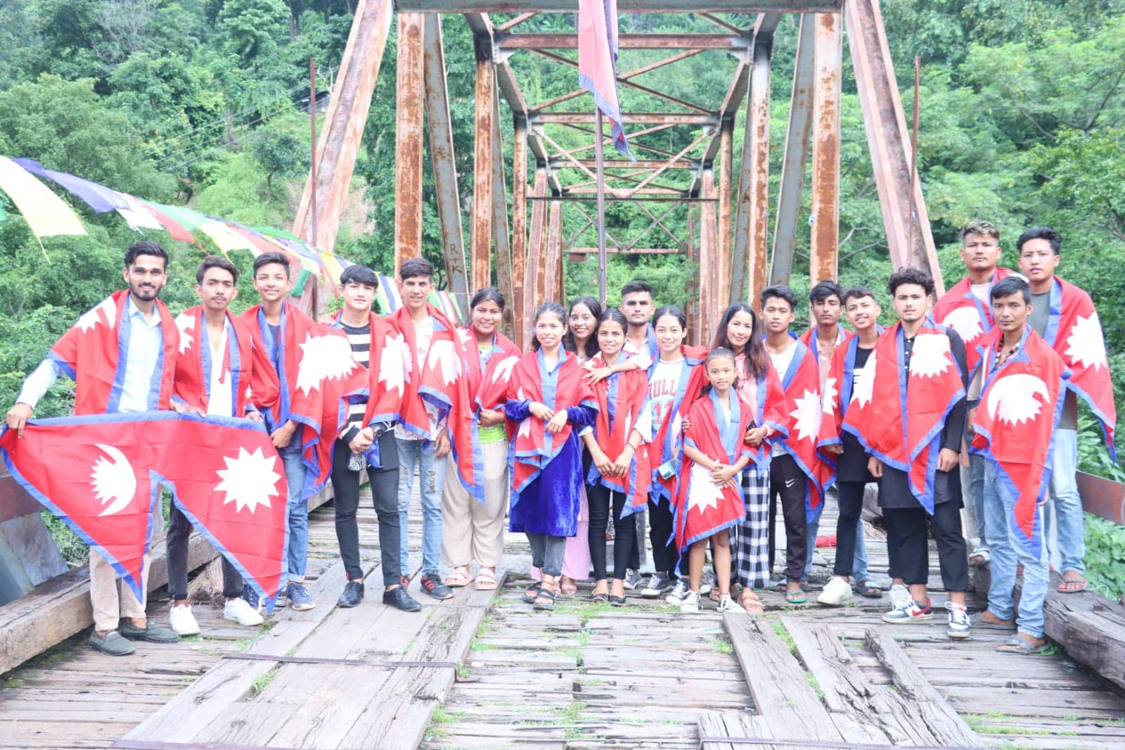 अत्तरिया जुनियर जेसिसले राख्यो गोदावरीको काठे पुलमा २१ वटा नयाँ झन्डा