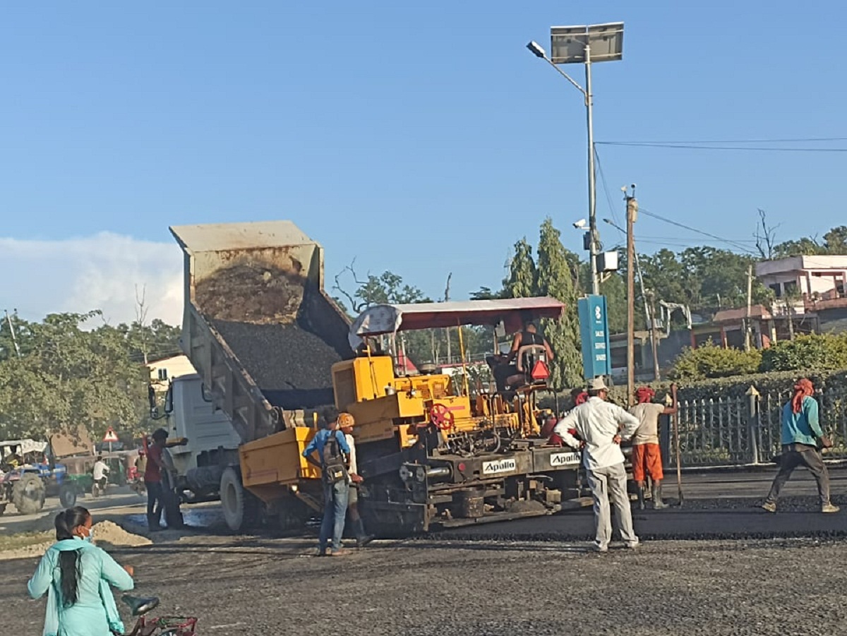 अत्तरिया चोक वरपरको सडक कालोपत्रे गर्न सुरु 