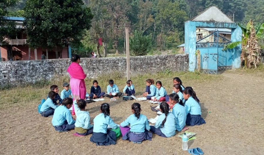 चिसो भुइँमा बसेर पढ्न बाध्य बालबालिका