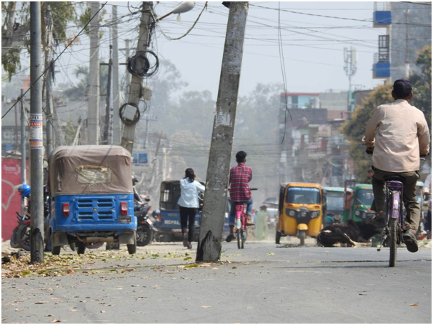 निर्माण सम्झौताको अढाई वर्षपछि महेन्द्रनगरमा बिजुलीको खम्बा सार्न सुरसार