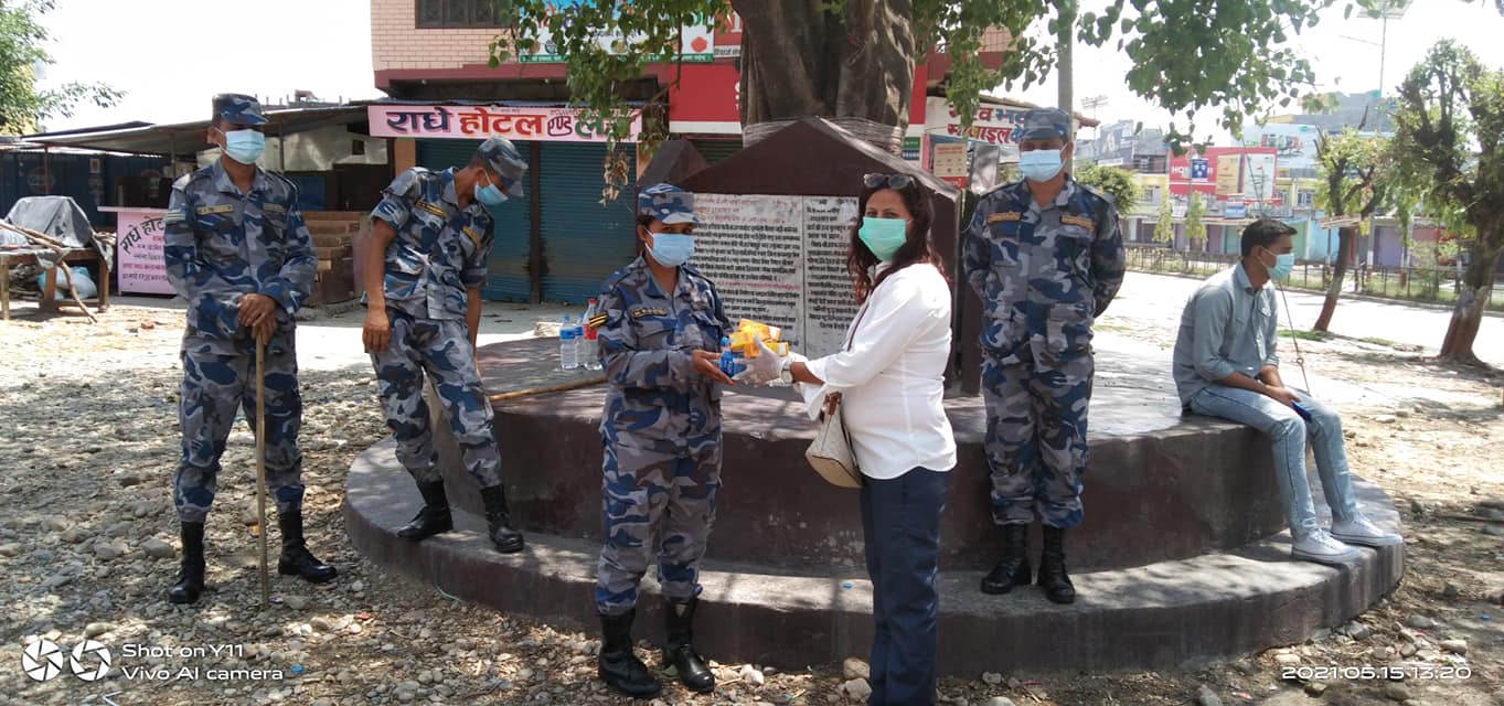 कोरोनाका बेला नागरिकको सुरक्षामा खटिएका सुरक्षाकर्मीलाई समाजसेवी ऐरद्धारा जुस र पानी वितरण