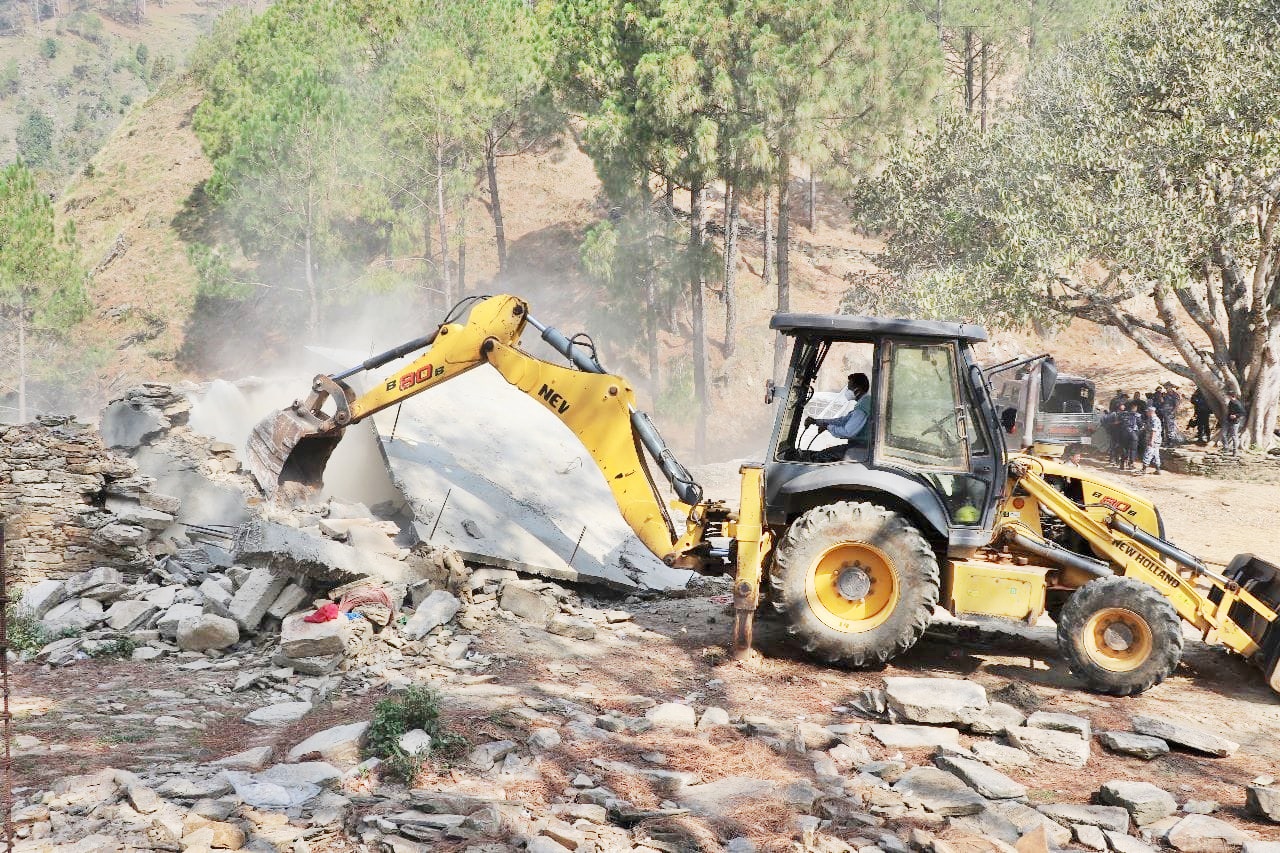 बैतडीमा वन अतिक्रमण गरी बनाएका घर भत्काइए