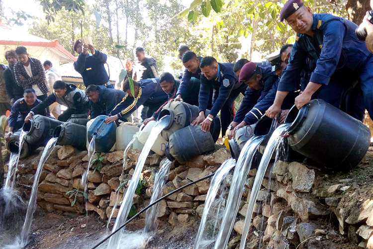 बाजुरामा प्रहरीले ८ पेटी अवैध घरेलु मदिरा बरामद  गरेर नष्ट