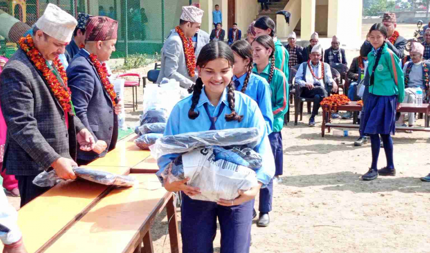 धनगढी उपमहानगरपालिकाद्वारा  १ हजार १८३ छात्रालाई पोषाक बितरण गर्दै