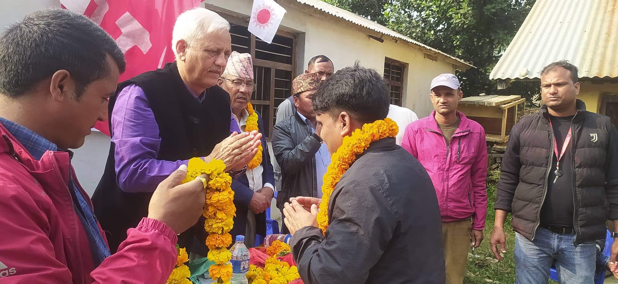 कैलालीको गोदावरीमा ४ दर्जन बढी एमालेमा प्रबेश