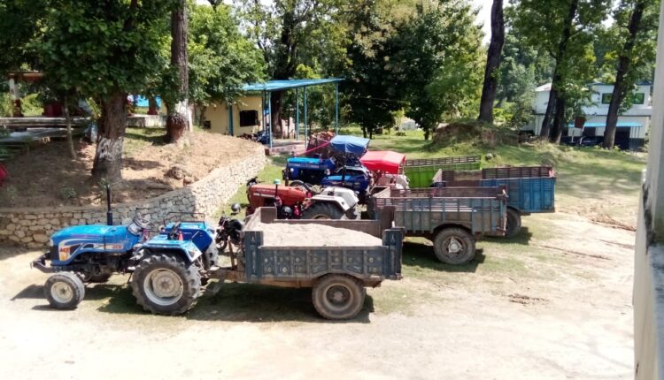 राति २ बजे खुटिया खाेलामा अवैध उत्खनन् गरिरहेका चार ट्याक्टर प्रहरीकाे नियन्त्रणमा